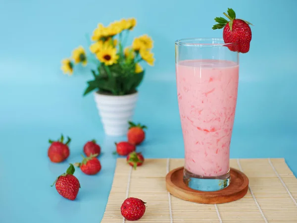 草莓奶昔饮料 杯子里放草莓 — 图库照片