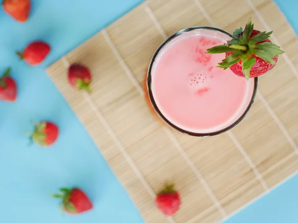 스트로베리 쉐이크 딸기를 마시는 — 스톡 사진