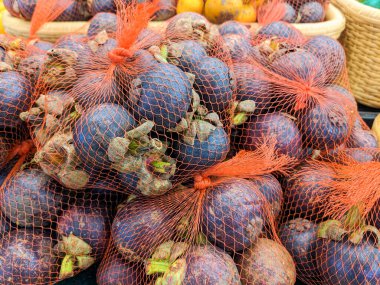 Mangosteen meyveleri markette bir ağ kabıyla paketlenir.