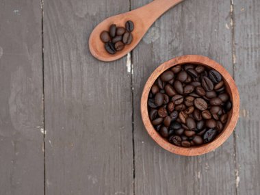 Kahve çekirdekleri ahşap kabın içinde.