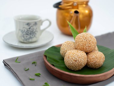 Onde onde ya da susam tohumu bir tabakta muz yaprağı, Endonezya 'da popüler geleneksel yemek