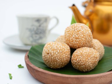 Onde onde ya da susam tohumu bir tabakta muz yaprağı, Endonezya 'da popüler geleneksel yemek