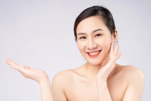Hermosa Joven Asiática Mujer Con Limpia Piel Fresca Sobre Fondo —  Fotos de Stock