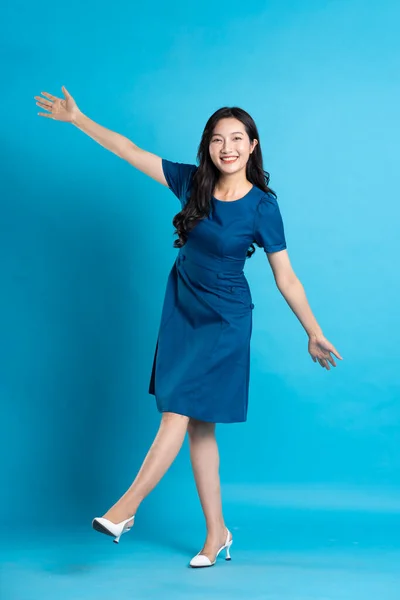 Portret Pięknej Kobiety Niebieskiej Sukience Odizolowanej Niebieskim Tle — Zdjęcie stockowe