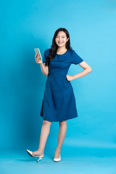 Retrato Mujer Hermosa Vestido Azul Aislado Sobre Fondo Azul — Foto de Stock