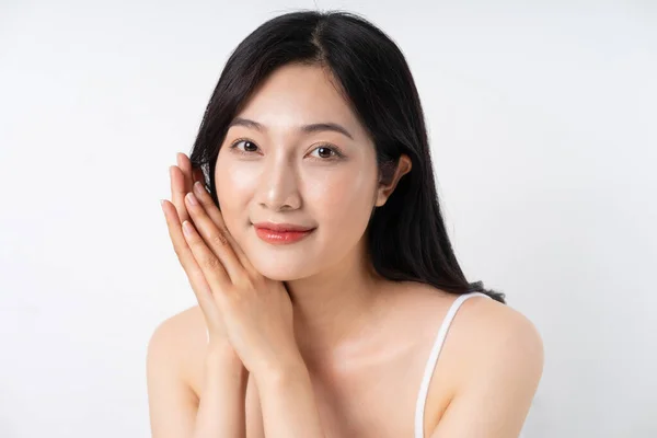 Beyaz Arka Planda Güzel Asyalı Kadın Portresi — Stok fotoğraf