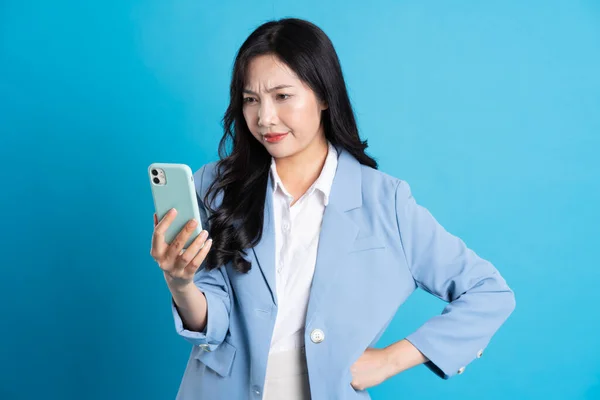 Retrato Jovem Asiático Empresária Posando Fundo Azul — Fotografia de Stock