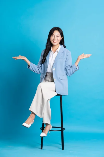 Asiatiska Affärskvinna Porträtt Sitter Stol Isolerad Blå Bakgrund — Stockfoto