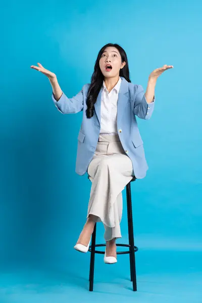 Ázsiai Üzletasszony Portré Széken Elszigetelt Kék Háttér — Stock Fotó