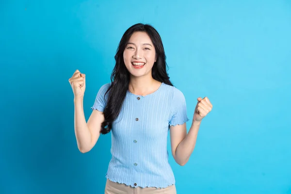 Potret Seorang Gadis Asia Tersenyum Bahagia Berpose Latar Belakang Biru — Stok Foto