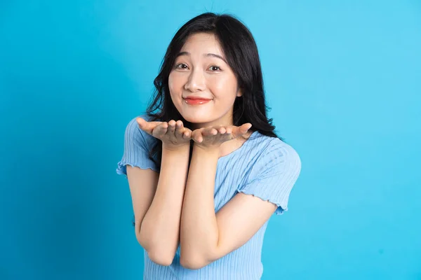 Mavi Arka Planda Poz Veren Mutlu Bir Asyalı Kızın Portresi — Stok fotoğraf