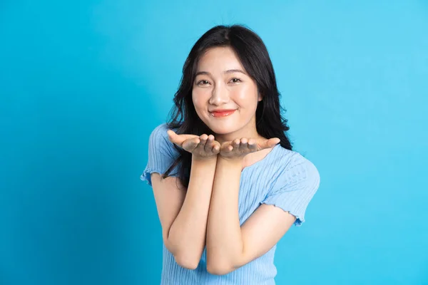 Retrato Sorriso Feliz Menina Asiática Posando Fundo Azul — Fotografia de Stock