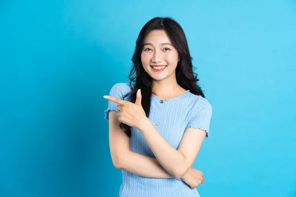Retrato Una Feliz Chica Asiática Sonriente Posando Sobre Fondo Azul — Foto de Stock