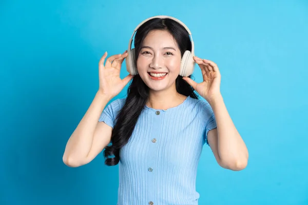 Portrait Une Fille Asiatique Souriante Heureuse Posant Sur Fond Bleu — Photo