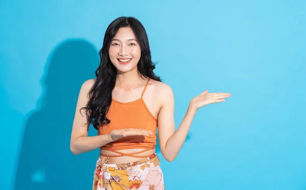 Mavi Arka Planda Mutlu Bir Şekilde Gülümseyen Mayolu Güzel Asyalı — Stok fotoğraf