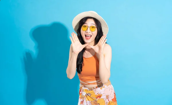 Retrato Una Hermosa Chica Asiática Traje Baño Sonriendo Felizmente Sobre — Foto de Stock