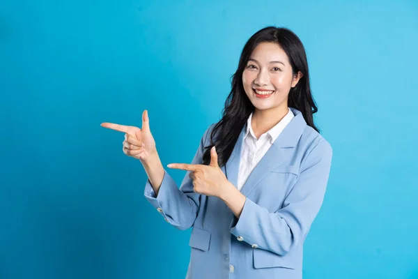 Retrato Asiático Mujer Negocios Posando Sobre Fondo Azul —  Fotos de Stock