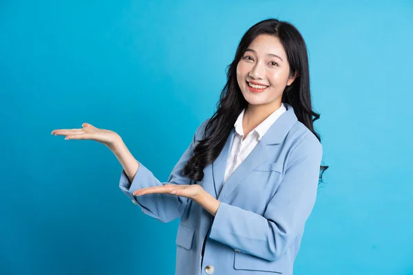 Retrato Asiático Mujer Negocios Posando Sobre Fondo Azul —  Fotos de Stock