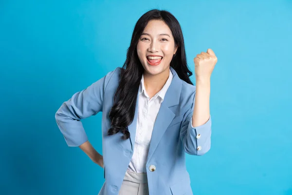Porträt Einer Asiatischen Geschäftsfrau Die Auf Blauem Hintergrund Posiert — Stockfoto