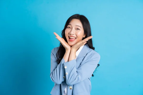 Retrato Asiático Mujer Negocios Posando Sobre Fondo Azul — Foto de Stock