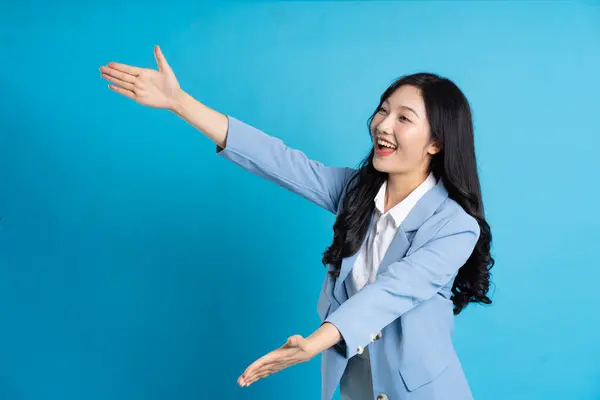 Retrato Asiático Mulher Negócios Posando Fundo Azul — Fotografia de Stock