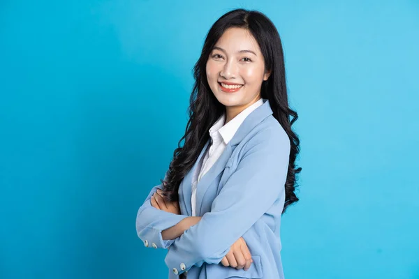 Portret Azji Biznes Kobieta Pozowanie Niebieskim Tle — Zdjęcie stockowe