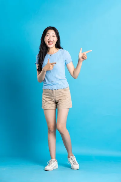 Portrait Smiling Asian Woman Posing Blue Background — Stock Photo, Image