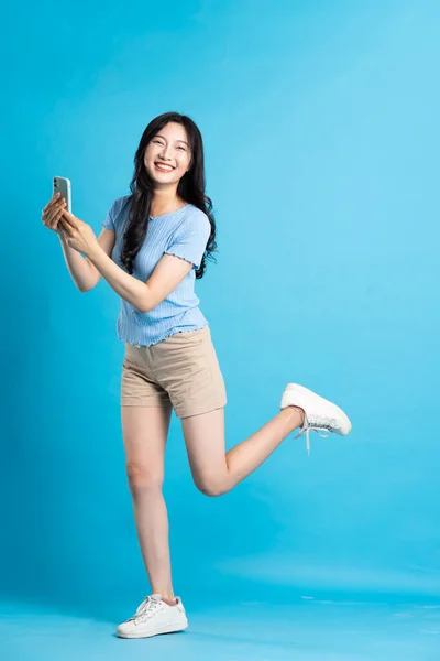 Portrait Smiling Asian Woman Posing Blue Background — Stock Photo, Image