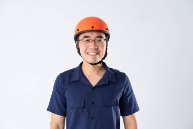 Beyaz arka planda turuncu kasklı bir adam.