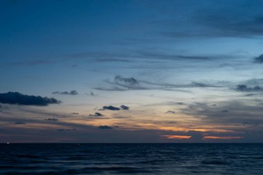 Güzel adada gün batımının resimleri.