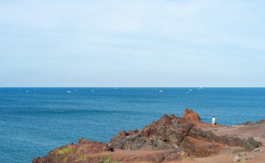 Mavi deniz manzaralı, yukarıdan güneşli manzaralı