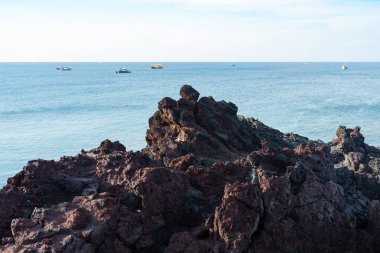 Mavi deniz manzaralı, yukarıdan güneşli manzaralı