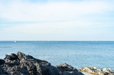 Mavi deniz manzaralı, yukarıdan güneşli manzaralı