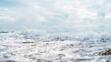 Okyanus dalgalarının yakın plan görüntüsü