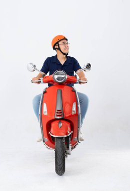 Kuaför takan ve motosiklet süren bir adamın tam vücut fotoğrafı.