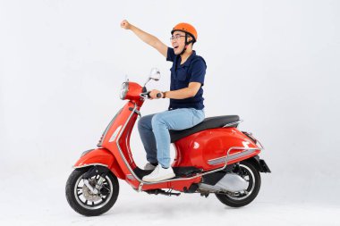 Kuaför takan ve motosiklet süren bir adamın tam vücut fotoğrafı.