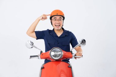 Kask takan ve motosiklet süren bir adam.