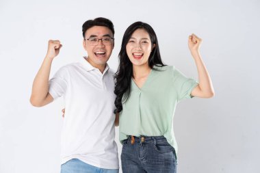 Beyaz arka planda poz veren bir çift.