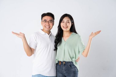 Beyaz arka planda poz veren bir çift.