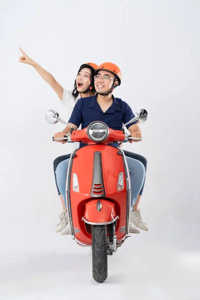 白い背景にアジアのカップルのライディングスクーターのイメージ — ストック写真