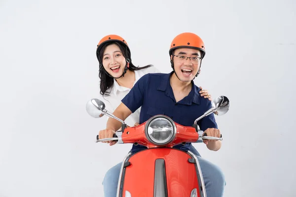 ヘルメットを着てバイクに乗るカップル — ストック写真