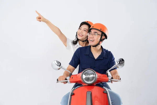 ヘルメットを着てバイクに乗るカップル — ストック写真