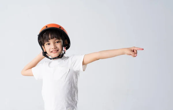 Porträt Eines Asiatischen Jungen Mit Orangefarbenem Helm Auf Weißem Hintergrund — Stockfoto