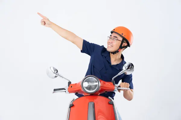 ヘルメットを着てバイクを運転する男 — ストック写真