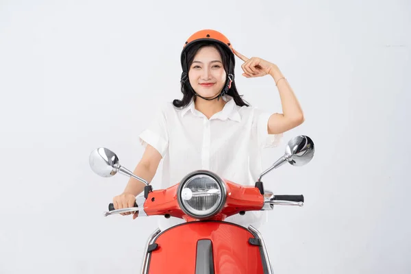Eine Frau Mit Helm Und Motorrad — Stockfoto