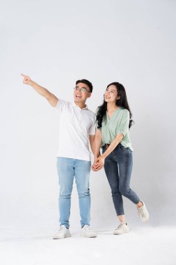 Beyaz arka planda poz veren bir çift.