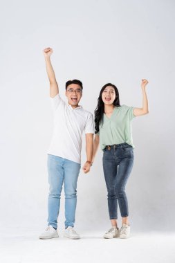 Beyaz arka planda poz veren bir çift.