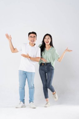 Beyaz arka planda poz veren bir çift.