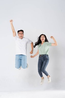 Beyaz arka planda poz veren bir çift.