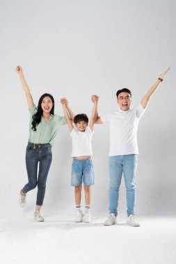 Beyaz bir arkaplanda poz veren bir aile